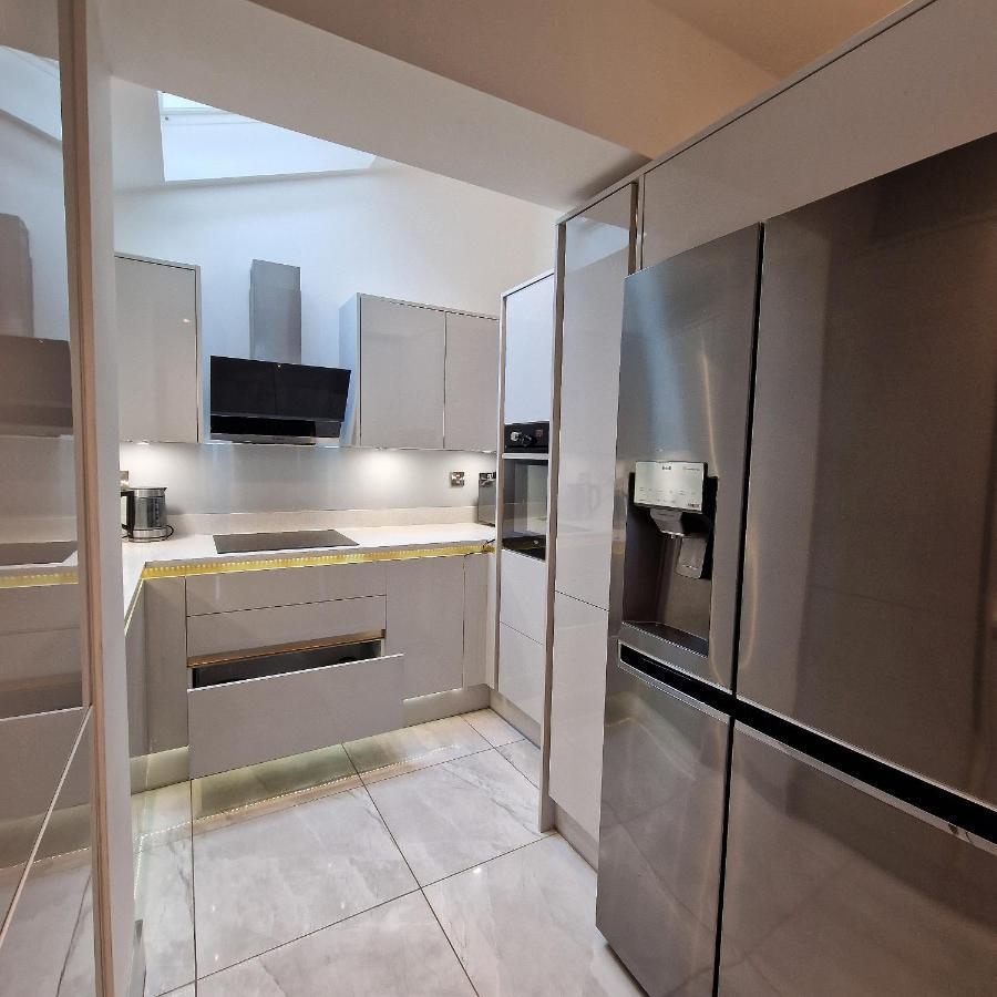 Delightful & Spacious Guest House In Farnworth Near Bolton Hospital Ngoại thất bức ảnh