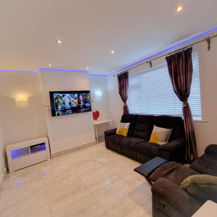 Delightful & Spacious Guest House In Farnworth Near Bolton Hospital Ngoại thất bức ảnh