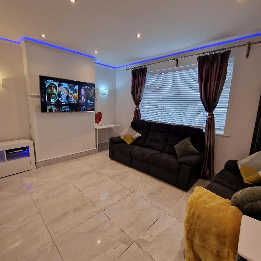 Delightful & Spacious Guest House In Farnworth Near Bolton Hospital Ngoại thất bức ảnh