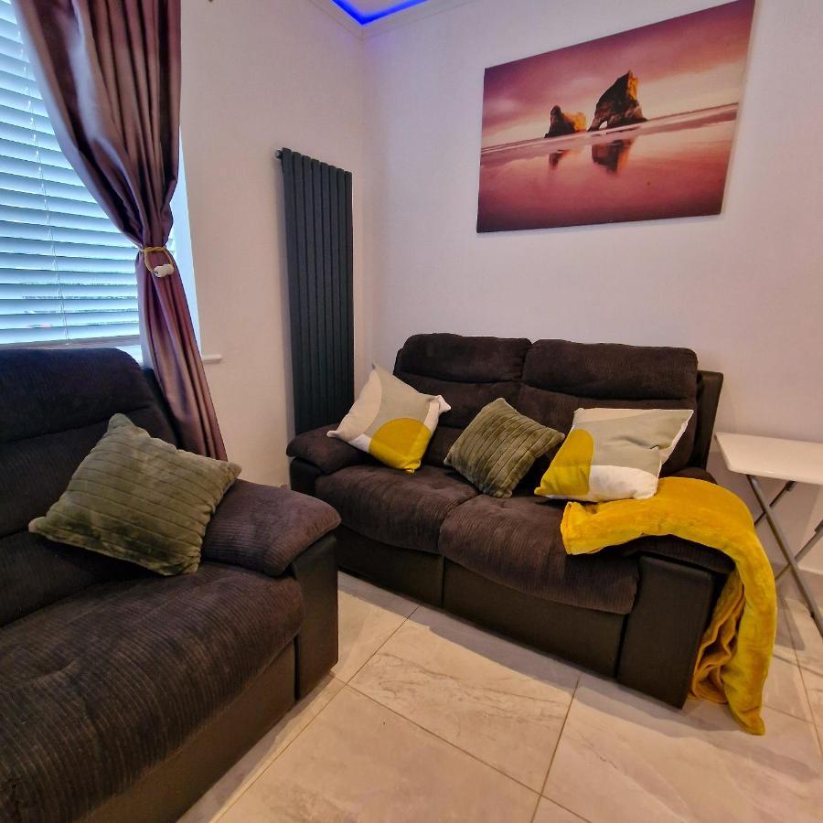 Delightful & Spacious Guest House In Farnworth Near Bolton Hospital Ngoại thất bức ảnh