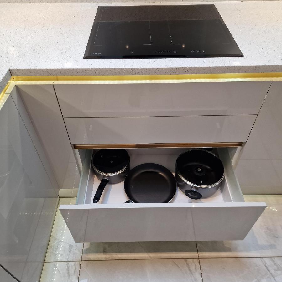 Delightful & Spacious Guest House In Farnworth Near Bolton Hospital Ngoại thất bức ảnh