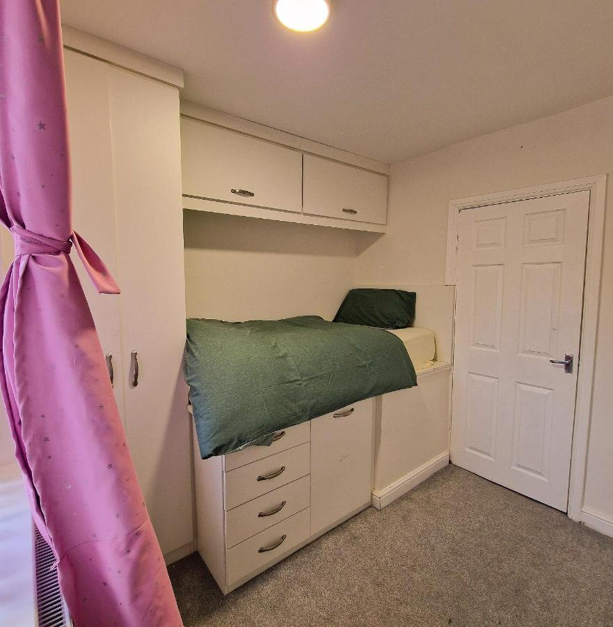 Delightful & Spacious Guest House In Farnworth Near Bolton Hospital Ngoại thất bức ảnh