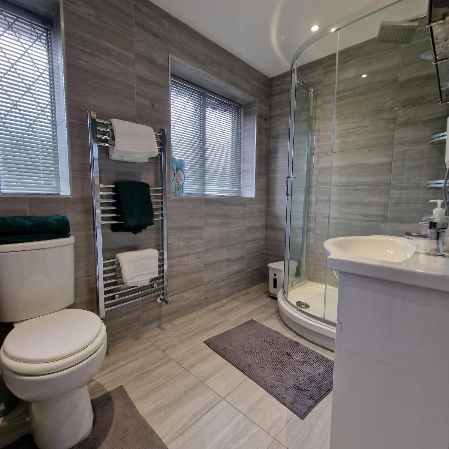 Delightful & Spacious Guest House In Farnworth Near Bolton Hospital Ngoại thất bức ảnh