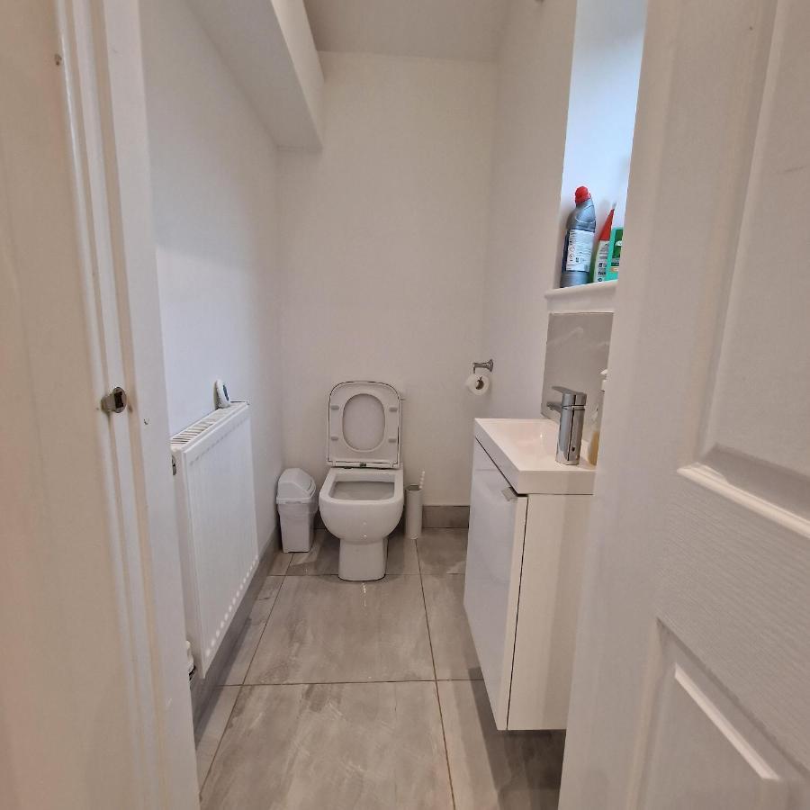 Delightful & Spacious Guest House In Farnworth Near Bolton Hospital Ngoại thất bức ảnh