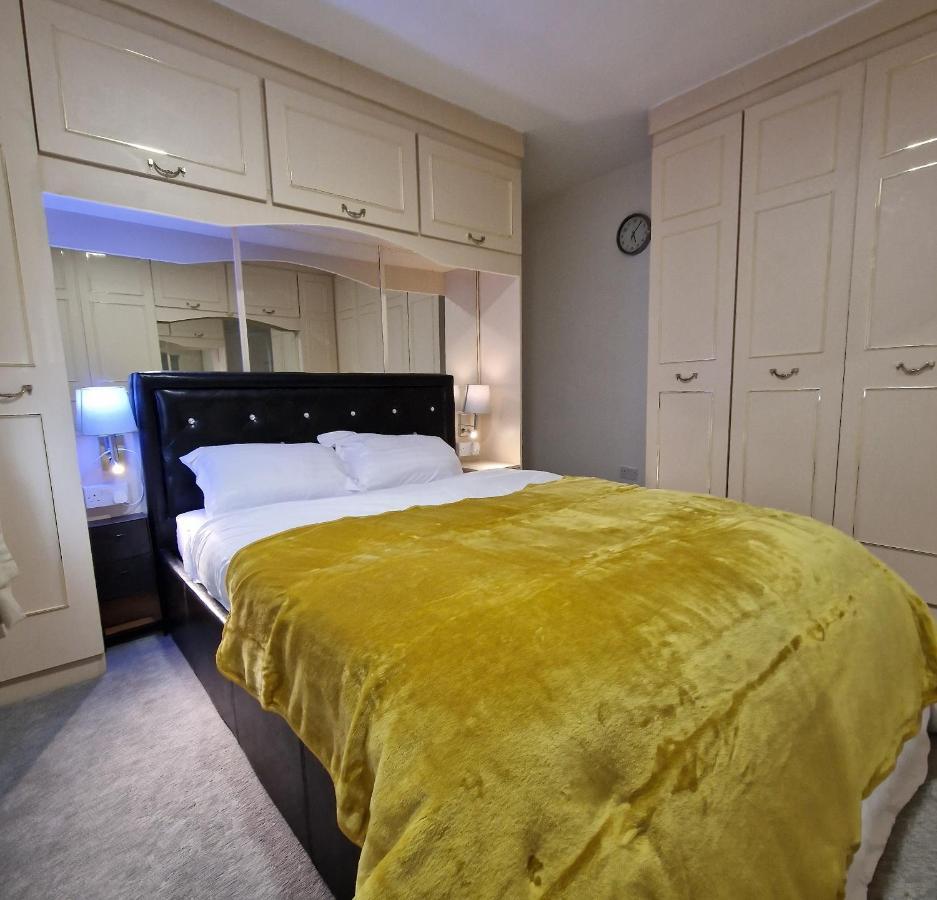 Delightful & Spacious Guest House In Farnworth Near Bolton Hospital Ngoại thất bức ảnh