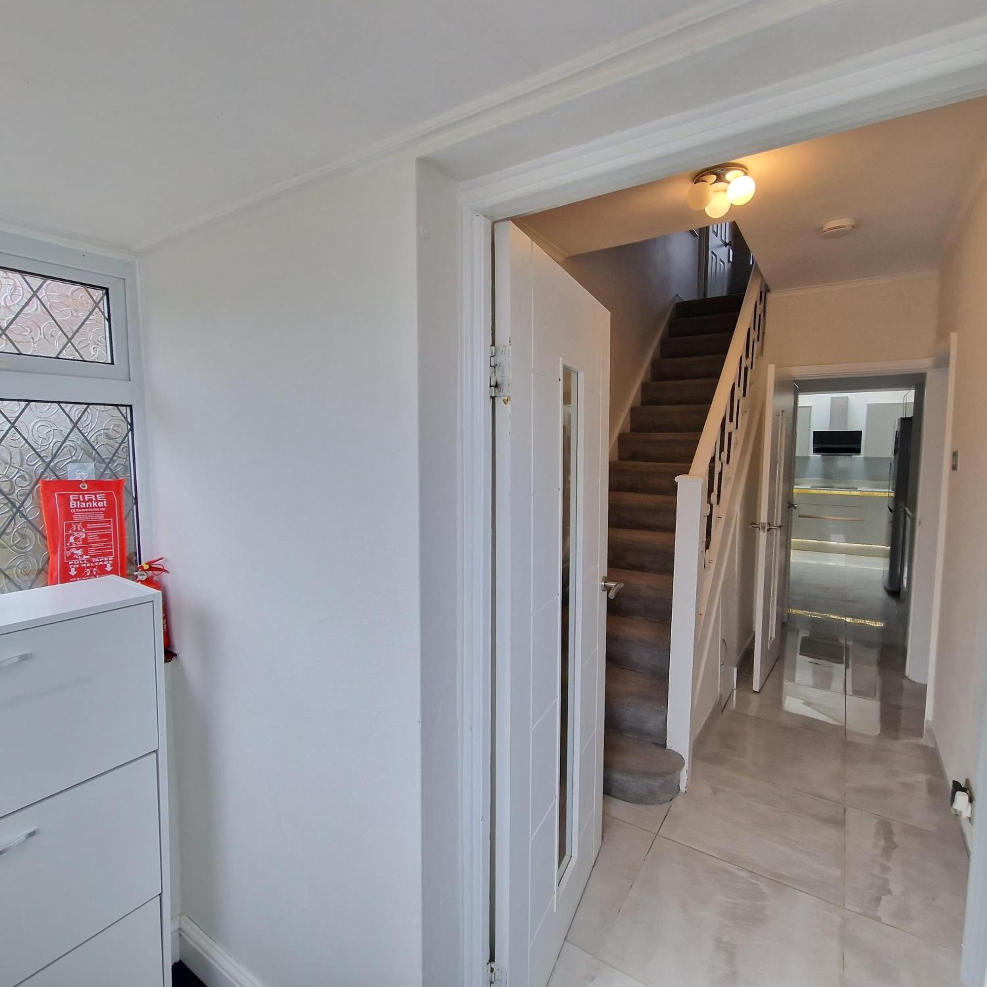 Delightful & Spacious Guest House In Farnworth Near Bolton Hospital Ngoại thất bức ảnh